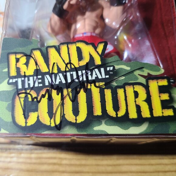 Randy "The Natural" Couture autographed Round 5 MMA Series 1 Figure (NEW) - Picture 2 of 4
